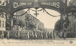 67 STRASBOURG - Les Fêtes Du 14 Juillet 1919 - Défilé Des Troupes Françaises Sous L'Arc De Triomphe Et Dans La Rue De La - Strasbourg