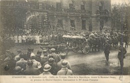 67 STRASBOURG - Défilé Des Troupes, Place De La République, Devant Le Maréchal Pétain - Strasbourg