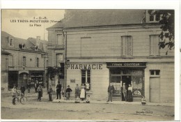 Carte Postale Ancienne Les Trois Moutiers - La Place - Pharmacie - Les Trois Moutiers