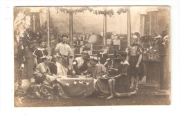 Carte Photo : Scène De Repas Romain : Hommes En Toges Assis Autour D'une Table - Décor Ville - Soldat Romain - Histoire