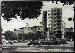 VELLETRI 1958 2 Set ANIMATA PIAZZA GARIBALDI E FONTANA Auto Vigile Operai Vecchi Segnali X Pizzighettone -VEDI FOTO - Velletri