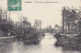 MASSY  Vue Du Parc De Massy-Verrieres. Carte Animée Par Quatre Enfants. Femme Et Enfant Sur Le Pont Enjambant Un Bras De - Massy