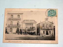 Carte Postale Ancienne : GALLARGUES : Place De La République Et Hotel De Ville , Animé , Café De La Renaissance - Gallargues-le-Montueux