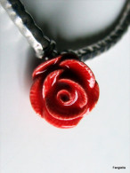 Bracelet Rose Rouge Artisanale En Céramique Tubes, Perles Et Accessoires En Métal Argenté  Une Délicate Rose Rouge En Po - Armbanden