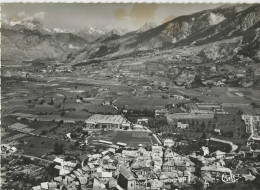 Guillestre  -   Vue Aérienne Du Village Et Sur Le Pelvoux - Guillestre