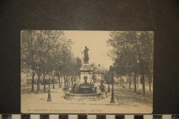 CP, 02, Soissons La Fontaine De La Grande Place  N°12 Edition ND - Soissons