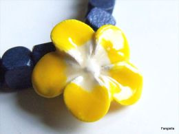 Bracelet Artisanal Fleur Jaune En Porcelaine Et Perles Cubes En Bois Bleu Foncé  Superbe Fleur En Porcelaine Jaune Réali - Armbanden