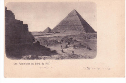 Les Pyramides Au Bord Du Nil (2 Scans) - Pyramides