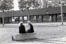 69 LYON  Quartier Des Etats Unis Place Du 8 Mai 1945, Femmes Assises Sur Banc En Pierre - Lyon 8