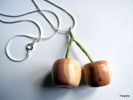 Collier Cerises En Bois De Junipérus Réalisées Par Petit-thom Sur Chaîne Argentée  Très Originales, Ces Cerises Sont Uni - Colliers/Chaînes