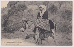 UN ANE EN ROUTE VERS LA PLAGE AVEC UNE TRES JOLIE SABLAISE - ECRITE 1915 - R/V - - Donkeys