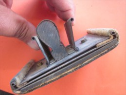 Ancien Outil Pour Poncer Le Bois Le Métal Ou Autres Matériaux Languettes De Fixationssur Le Côté Dessous Souple - Outils Anciens