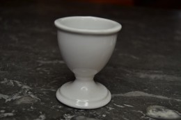 Ancien Coquetier En Porcelaine Blanc - Oeufs