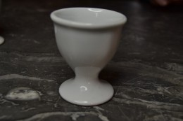 Ancien Coquetier En Porcelaine Blanc - Eier