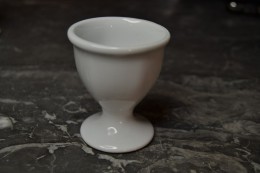 Ancien Coquetier En Porcelaine Blanc - Eier