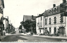 63 COMBRONDE  -   Route De Montluçon -  Garage Peugeot , Autobus   ( état  ) - Combronde