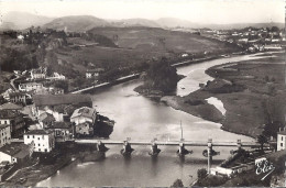 BEHOBIE  LE PONT INTERNATIONAL ET LA BIDOSSOA  . à Gauche L'espagne Au Font Irun - Béhobie