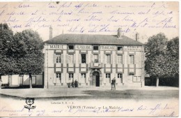 89. Veron. La Mairie. Petite Dechirure En Bas Au Centre Sous Le N De Veron - Veron