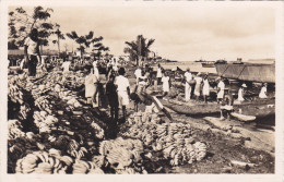 CAMEROUN,afrique,DOUALA EN 1950,ville Portuaire,le Marché Aux Bananes,métier à Ses Débuts,wouri,rare - Camerún