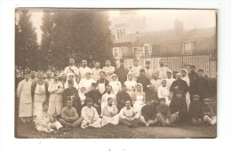 Carte Photo : Soldats - Infirmiers & Infirmières Posant Dans Un Parc - Bâtiment Derrière - Lieu à Déterminer - Personen