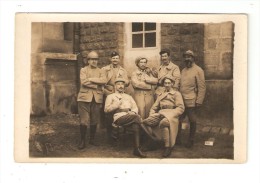 Carte Photo : Soldats Posant Dans Une Cour ( Lieu à Déterminer ) - Personen