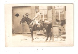 Carte Photo : Cavalier Posant Dans Une Cour - Personen