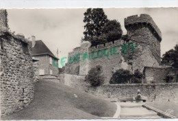 50 - AVRANCHES - LA VIEILLE TOUR ET LES REMPARTS - ENFANT ASSIS - Avranches