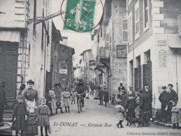 CPA Saint Donat Grande Rue. Tabac Belle Animation. Pli Voir Photo - Other & Unclassified