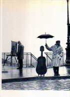 Robert DOISNEAU Un Musicien Sous La Pluie, Nouvelles Images PH 341 - Doisneau