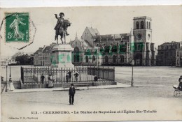 50 -  CHERBOURG - LA STATUE DE NAPOLEON 1ER ET L' EGLISE STE TRINITE - Cherbourg