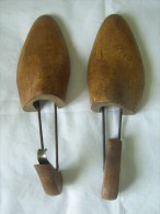 FORMES EN BOIS ANCIENNES DE CHAUSSURES POUR HOMME - Art Populaire