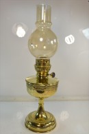 Ancienne Lampe A Pétrole En Cuivre, Collection / Déco Western / 19eme Siècle - Luminaires & Lustres