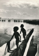 AFRIQUE - ZAMBIE - Fleuve ZAMBÈZE - Au Coucher Du Soleil à SENANGA (enfants Nus Dans Pirogue) - Sambia