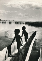 AFRIQUE - ZAMBIE - Fleuve ZAMBÈZE - Au Coucher Du Soleil à SENANGA (enfants Nus Dans Pirogue) - Zambia