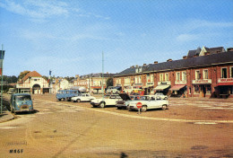 80-POIX...LA PLACE AVEC COMMERCES,VOITURES... .CPM - Poix-de-Picardie