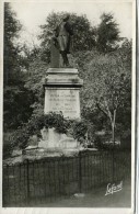 CPSM 42 MONTBRISON STATUE ELEVEE A VICTOR DE LAPRADE DANS LE JARDIN D ALLARD 1952 - Montbrison