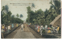 Iles Sous Le Vent Indigenes De Raiatea Attendant Le Passage Du Gouverneur Colorisée - French Polynesia