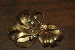 BROCHE VINTAGE  NOEUD  BOUQUET FLEURS TORSADES Et 10 Brillants - Broschen