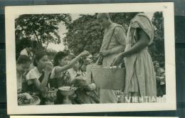 Cpa Photo De Ventiane - Bonzes Recevant Des Oboles     - Lfh169 - Laos