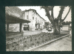 CPSM - Sarrians (84) - La Lavoir Et La Place (voiture  Camionnette Peugeot  Ed. CELLARD) - Sarrians