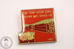 Vintage Coca Cola Coke Advertising 1966 For The Taste You Never Get Tired Of - Wilson Marketing 1985 - Pin Badge #PLS - Coca-Cola