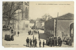 MOUILLERON En PAREDS. - La Place Et Les Halles . CARTE RARE - Mouilleron En Pareds