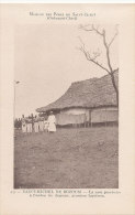 REPUBLIQUE CENTRAFRICAINE )) SAINT MICHEL DE BOZOUM   La Case Provisoire à L'ombre Du Drapeau, Premiers Baptêmes - Centraal-Afrikaanse Republiek