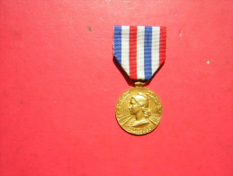 MEDAILLE D´HONNEUR DES CHEMINS DE FER 1963  REPUBLIQUE FRANCAISE  SIGNEE GEORGES GUIRAUD - Profesionales / De Sociedad