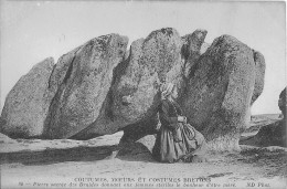 Pierre Sacrée Des Druides Donnant Aux Femmes Stériles Le Bonheur D´être Mère Très Bon Etat - Dolmen & Menhire