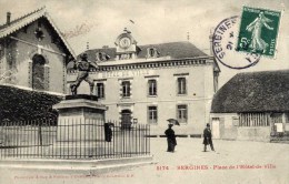 89 - SERGINES - Place De L'Hôtel-de-Ville - Animée - Sergines