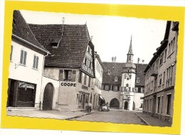 D67. BENFELD.RUE DU GENERALE DE GAULLE. CITROËN 2CV. - Benfeld