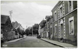 44 - DERVAL - Carrefour Des Rues De Nantes Et De Châteaubriant - CPSM - Voiture Automobile - Derval