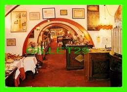 ROMA, ITALIE - LA BUCA DEI PAPI RESTAURANT - SALLE À DINER EN 1987 - - Cafes, Hotels & Restaurants