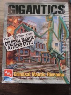 ERTL AMT KIT DIORAMA GIGANTICS COLOSSAL MANTIS ATTACKS CITY UFO ALIEN RRR - Dioramenbau, Szenen